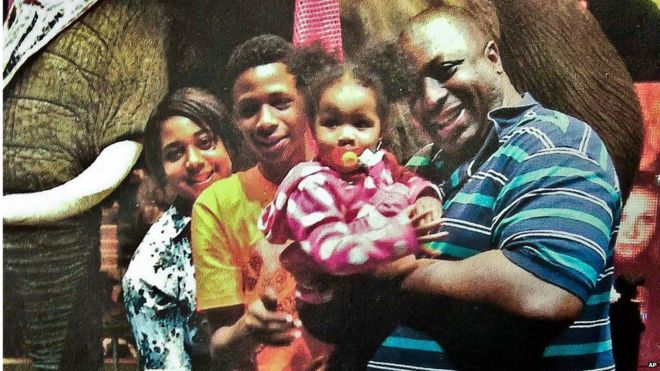 Гарнер - показанный здесь со своими детьми - умер после жестокого столкновения с полицией Нью-Йорка