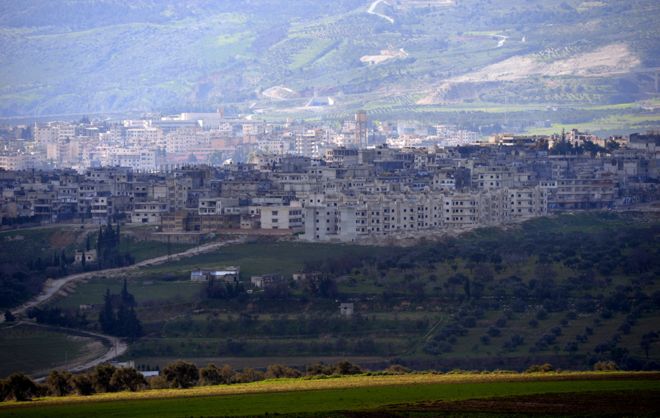 Общий вид показывает сирийский город Джиср-эш-Шугур под контролем прорежимных войск, 2013