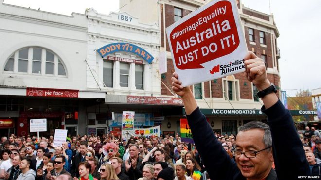 Люди маршируют в пользу однополых браков в Австралии