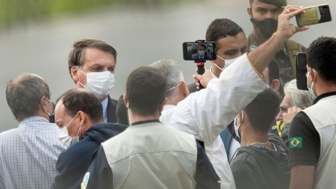 Bolsonaro sendo abordado por jornalistas