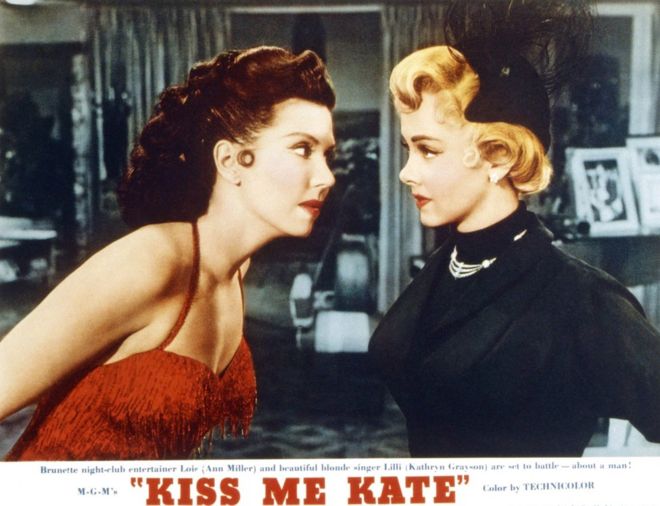 Барда «Укрощение строптивой» вдохновил на создание фильма «Поцелуй меня, Кейт» с Энн Миллер (слева) и Кэтрин Грейсон (справа) в 1953 году