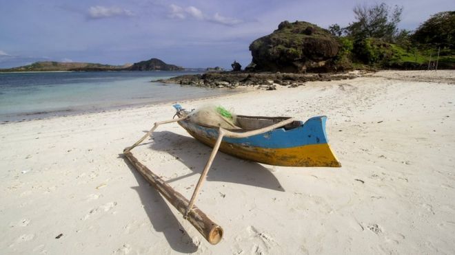 Barco de pesca en la playa de Mandalika