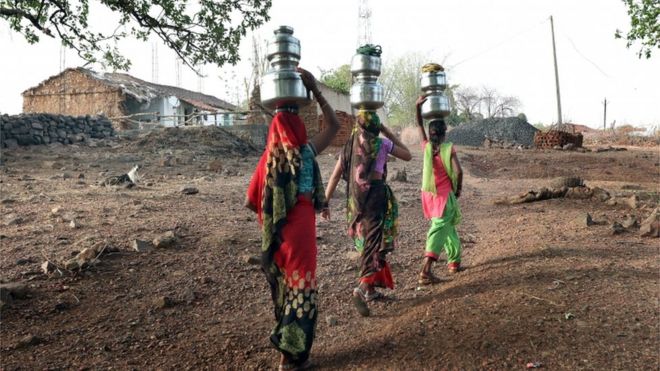 Mulheres retornam a suas ideias levando água na aldeia de Rahatgarh, no Estado de Madhya Pradesh