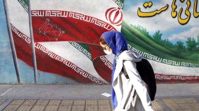 Mujer con mascarilla en Irán