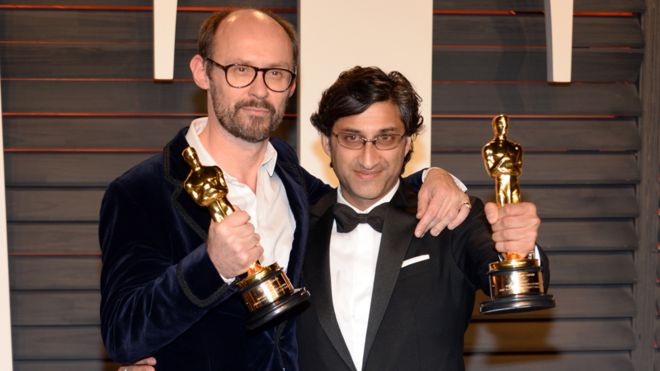 Джеймс Гэй-Рис (слева) и Асиф Кападия со своими Оскарами, награжденными за Эми в 2016 году