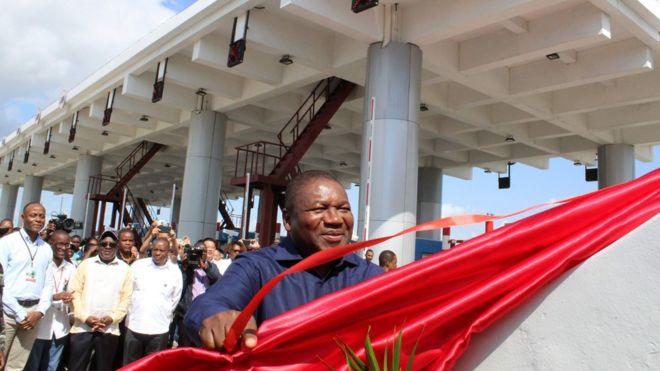 Президент Мозамбика Филипе Ньюси открывает мост - 10 ноября