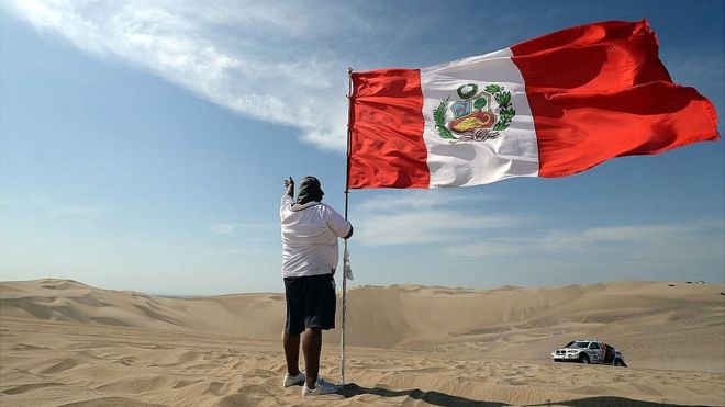 Un hombre con una bandera peruana
