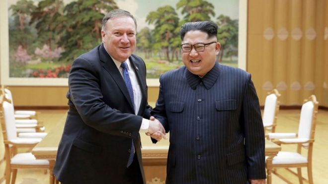 Госсекретарь США Майк Помпео (слева) обменивается рукопожатием с северокорейским лидером Ким Чен Уном (П) в Пхеньяне, 9 мая 2018 года