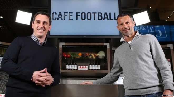 Гари Невилл с бывшим товарищем по команде Райаном Гиггзом в Cafe Football в Лондоне