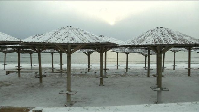 Снег на средиземноморском пляже