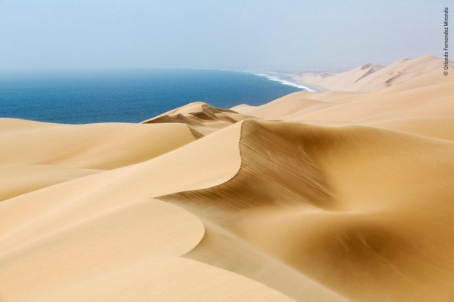 Песчаные дюны на пустынной береговой линии Намибии