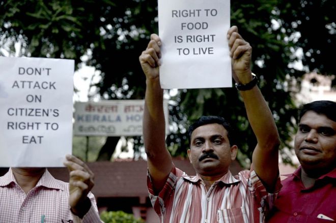 Члены Фонда гражданских прав протестуют против правительства BJP и премьер-министра Нарендры Моди за вмешательство в нападение на право граждан на питание, 2015