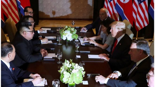 ترامب يصافح كيم خلال اجتماعهما الموسع مع كبار المسوؤولين والمستشارين من الولايات المتحدة وكوريا الشمالية.