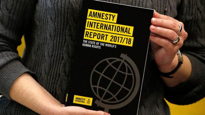 Копия Amnesty International Report 2017/18 показана на пресс-конференции в Гонконге, Китай, 22 февраля 2018 года.