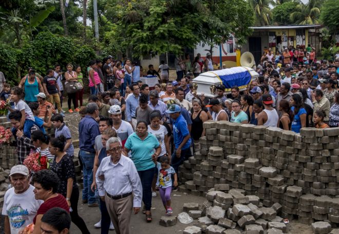Сотни людей сопровождают гроб 60-летнего Кристиана Гутьерреса Ортеги, пораженного снайперской пулей полиции во время демонстрации против президента Ортеги