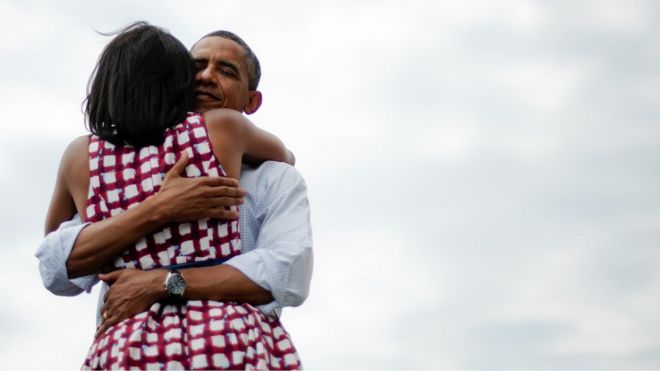 Abrazo entre Michelle y Barack Obama