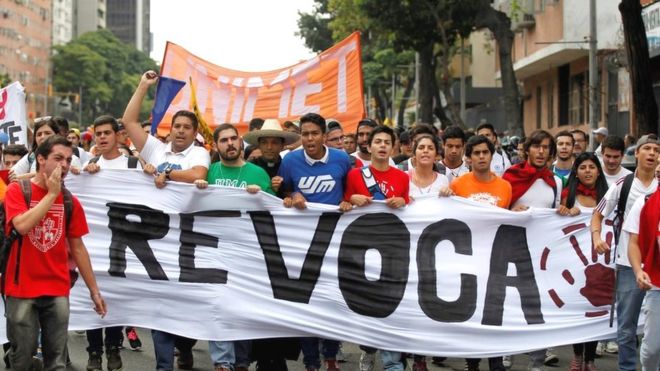Marcha de opositores venezolanos a favor del revocatorio.