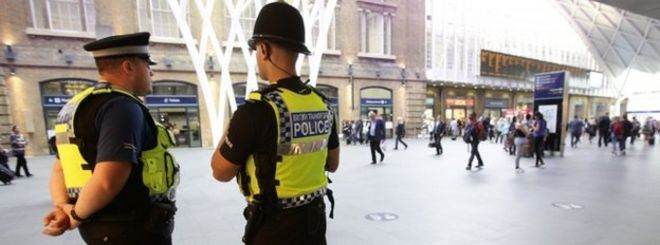 Мужчины британской транспортной полиции повернулись спиной
