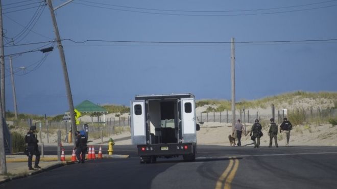 Police officers patrol near the scene of a "pipe bomb-style device" explosion on 17 September, 2016 in Seaside Park, New Jersey