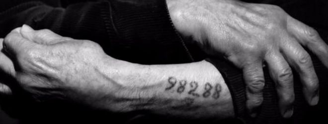 Рука с татуировкой из числа концлагерей