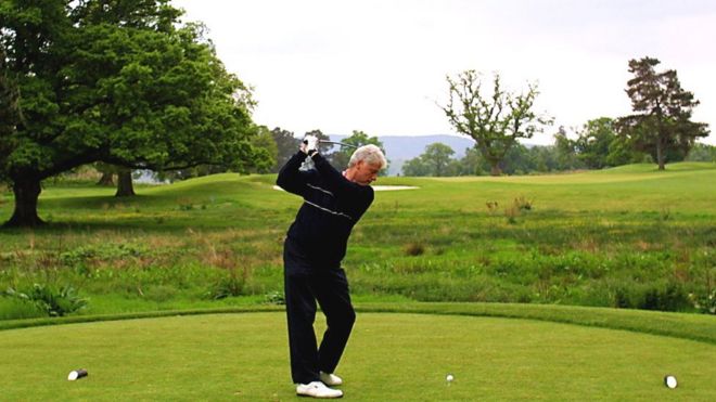 Бывший президент США Билл Клинтон во время игры в гольф-клубе Loch Lomond в мае 2001 года