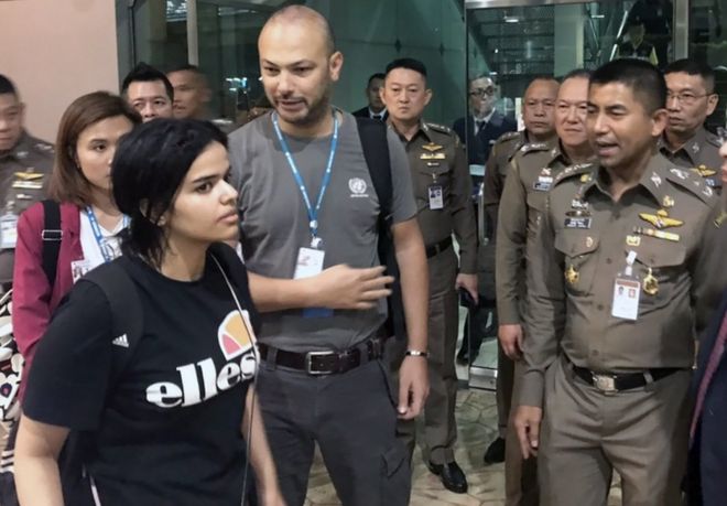 Rahaf Mohammed al-Qunun fala com o chefe da polícia de imigração tailandesa Surachet Hakparn no aeroporto internacional de Suvarnabhumi, perto de Bangkok