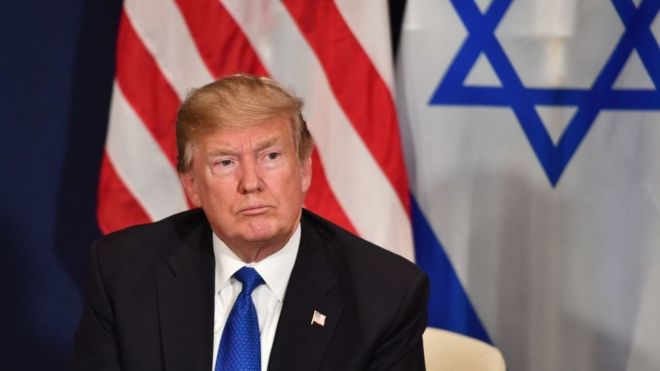Президент США Дональд Трамп изображен во время двусторонней встречи с премьер-министром Израиля в кулуарах ежегодной встречи Всемирного экономического форума (ВЭФ) в Давосе