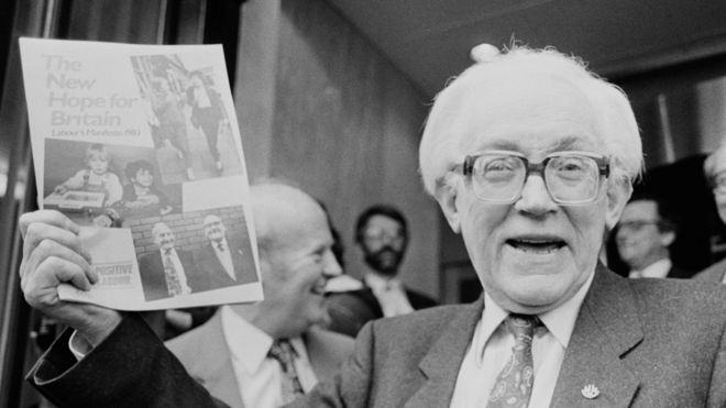 Фотография Майкла Фута с манифестом лейбористов 1983 года