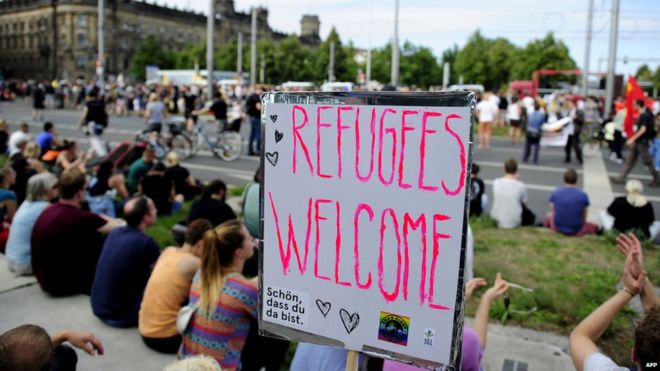 Беженцы приветствуют