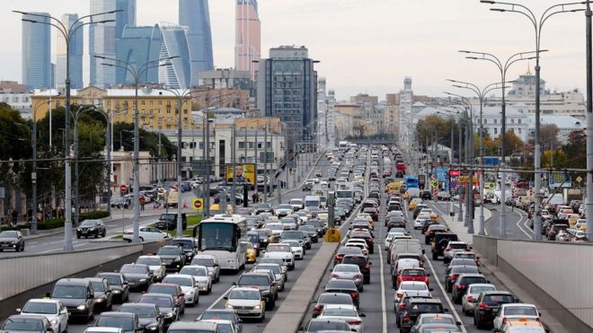 Вид на пробку в час пик на проспекте Крымский Вал в Москве, Россия, 10 октября 2018 года