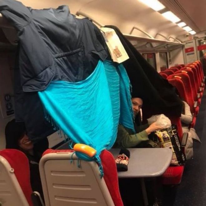 Пассажиры застряли в поезде