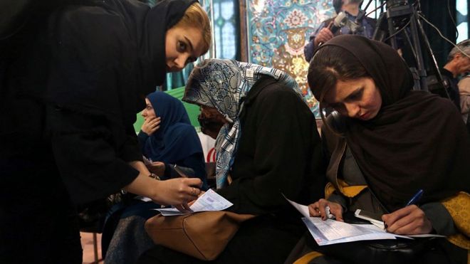 Иранские женщины на избирательном участке в Тегеране (файл фото)