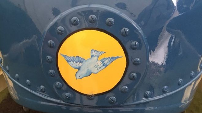 Эмблема синей птицы на передней части Hyrdoplane