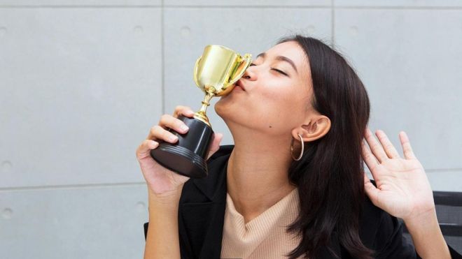 فتاة تقبل جائزة خصلت عليها