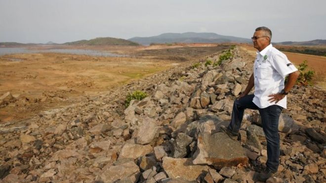 Министр энергетики Луис Мотта осматривает ранее затопленную землю во время осмотра плотины Гури в штате Боливар, Венесуэла, 11 апреля 2016 года