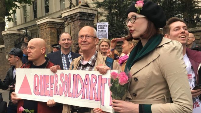 Люди проводят акцию протеста у посольства России в Лондоне после сообщений о пытках и убийствах геев в Чечне 12 апреля 2017 года