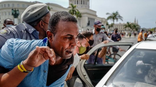 Policía arrestando a un manifestante que protestaba contra el gobierno en Cuba