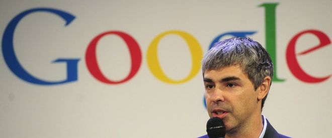 Основатель Google выступает перед знаком Google