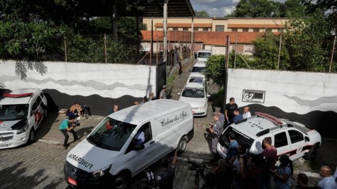 Carros deixam escola em Suzano