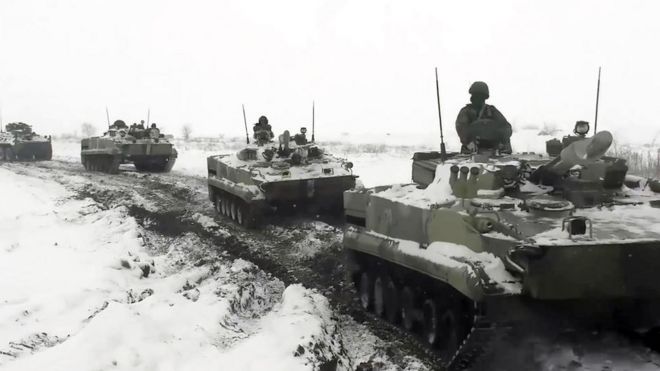 Unidades militares a caminho de um local de treinamento em Rostov, perto da fronteira com a Ucrânia