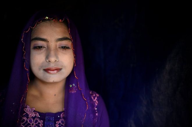 18-летняя беженка из рохингья Тойба позирует фотографу, когда она носит пасту танака в лагере Кутупалонг на базаре Кокса, Бангладеш