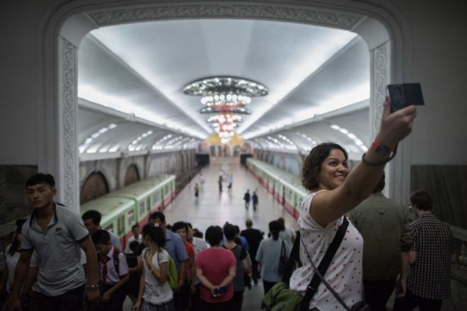 Турист делает селфи во время посещения станции метро в Пхеньяне 23 июля 2017 года.