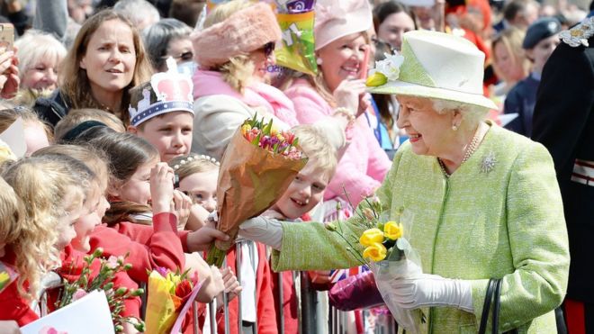 Королева Елизавета II встречает доброжелателей во время прогулки по Виндзорскому замку, когда она отмечает свое 90-летие