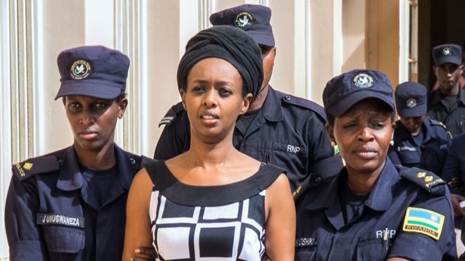 9 октября 2017 года Дайан Рвигара (C), видный критик президента Руанды Пола Кагаме, сопровождается сотрудниками полиции в зал суда промежуточного суда Ниаругенге в Кигали
