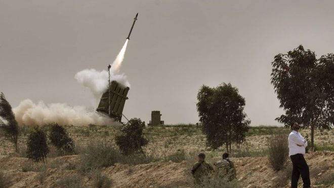 Израиль запускает ракеты-перехватчики "Железный купол"