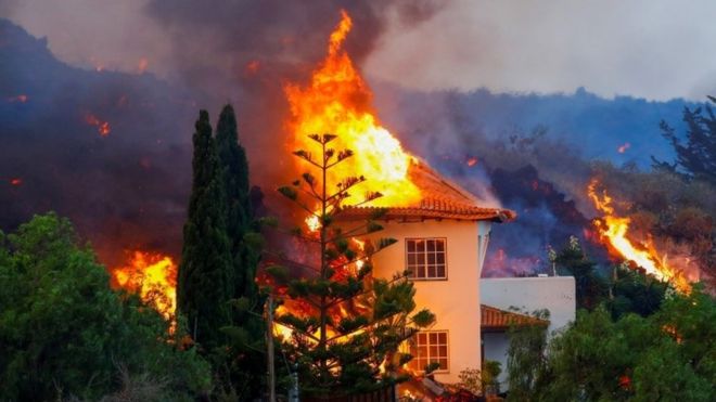 Una casa se quema por lava de la erupción de un volcán en la Cumbre Vieja