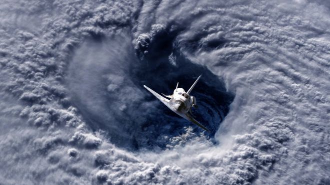 Nave espacial sobrevoando furacão na Terra