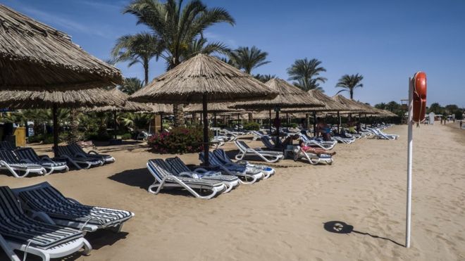 Пустые шезлонги на пляже на курорте Шарм-эль-Шейх