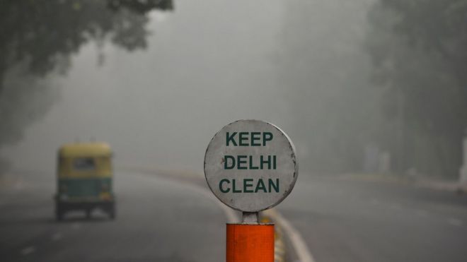 cartel que dice keep delhi clean, mantengamos a delhi limpia.