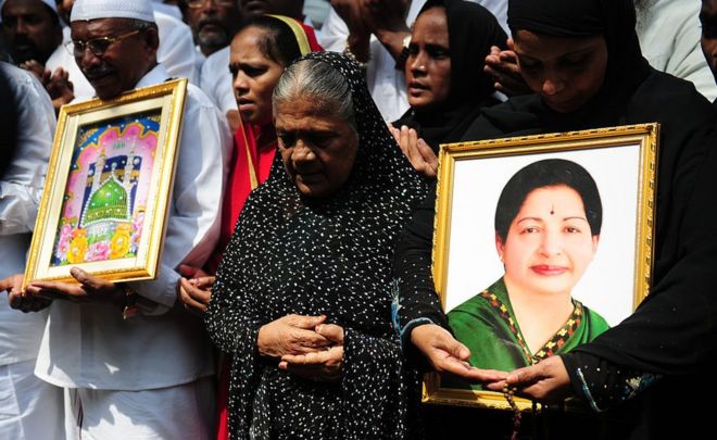 Индийские мусульмане держат портрет главного министра Тамилнада Джаялалита Джаярам, ??когда они молятся за ее благополучие, когда они стоят перед больницей, где ее лечили в Ченнаи 5 октября 2016 года. Джаялалитаха была госпитализирована после жалоб на жар и обезвоживание.